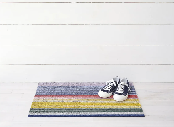 Chilewich deurmat Pop Stripe, gestreept in blauw, geel en rood, 46 x 71 cm