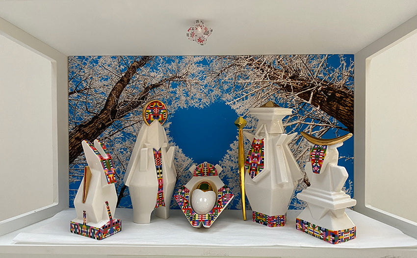 Os-Holyhedrics tussen andere beelden uit de Kerstgroep van Alessi, wit met goud en kleurrijke details