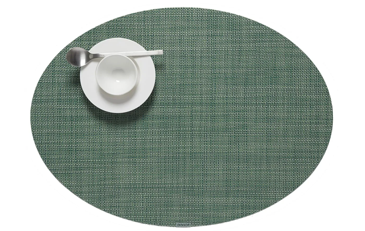 Ovale placemat in groen, ontwerp Sandy Chilewich, met kop-en-schotel erop