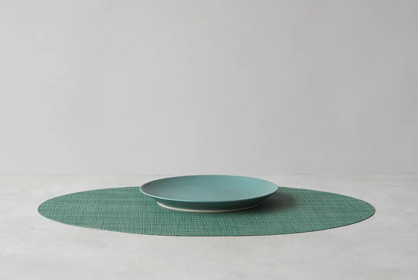 Ovale placemat in groen met bijpassend bord, vrijstaand aanzicht