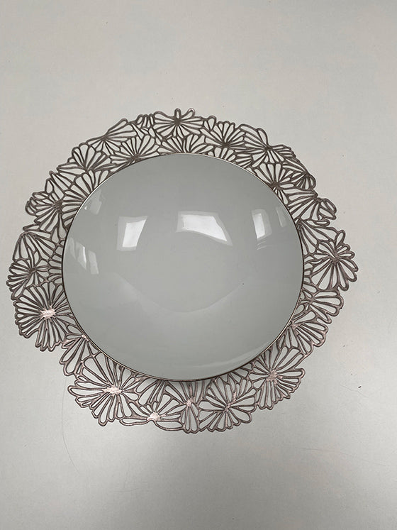 Placemat Daisy Vinyl van Alessi, ontwerp Sandy Chilewich, in gunmetal met schaal, bovenaanzicht.
