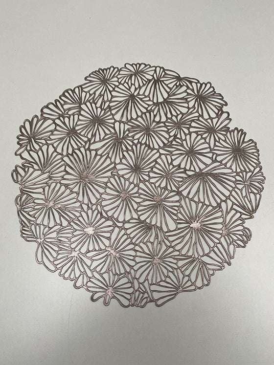Placemat Daisy Vinyl van Alessi in gunmetal, opengewerkt bloemmotief, detailaanzicht.