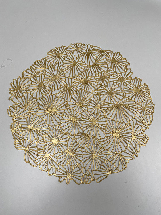 Mooie placemat in goudkleurig opengewerkt bloemmotief, zonder schaal erop