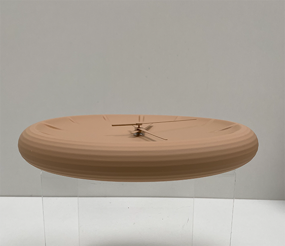 Relief-keramische wandklok in bruin, liggend zijaanzicht toont randreliëf