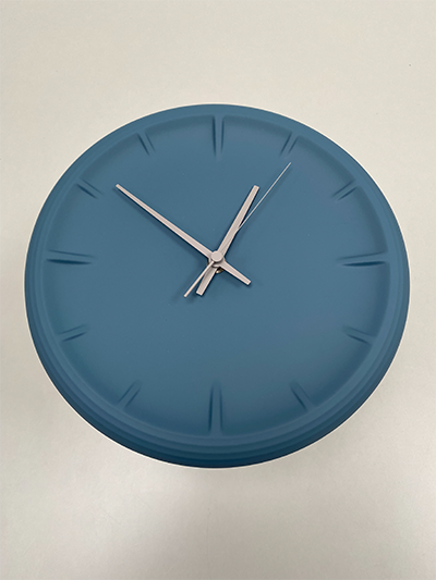 Lemnos relief-keramische wandklok in blauw, bovenaanzicht
