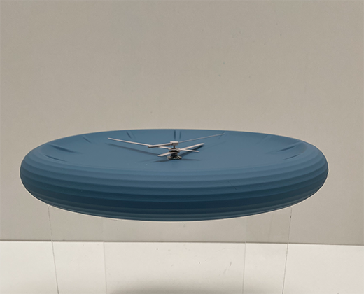 Relief-keramische wandklok in blauw, zijaanzicht met gestreepte rand