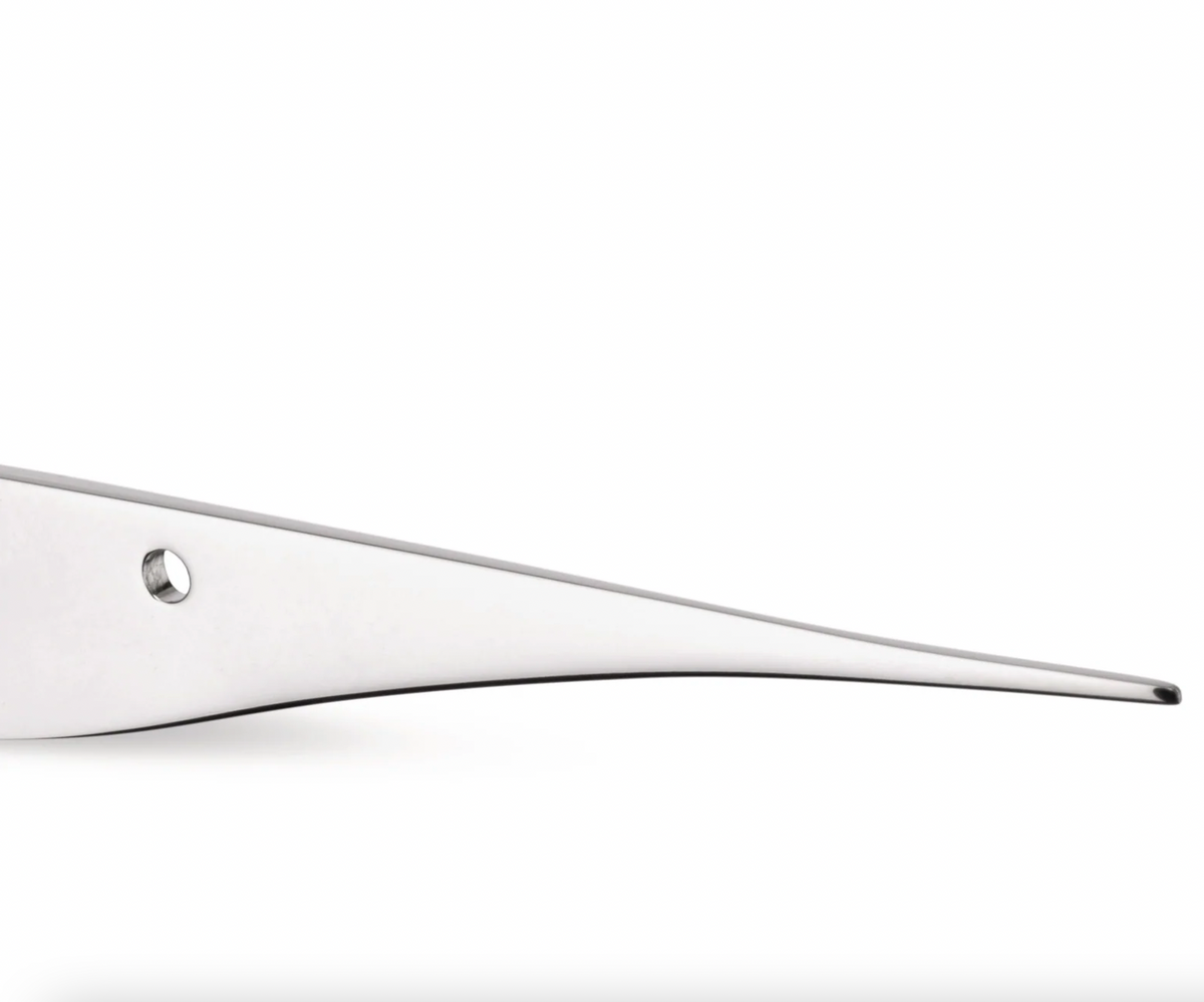 Detail van de scherpe punt van de Pes briefopener in gepolijst rvs