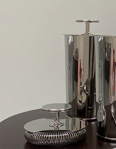 Cocktailzeef, onderdeel van de nieuwe Tending Box, naast cocktailshaker.