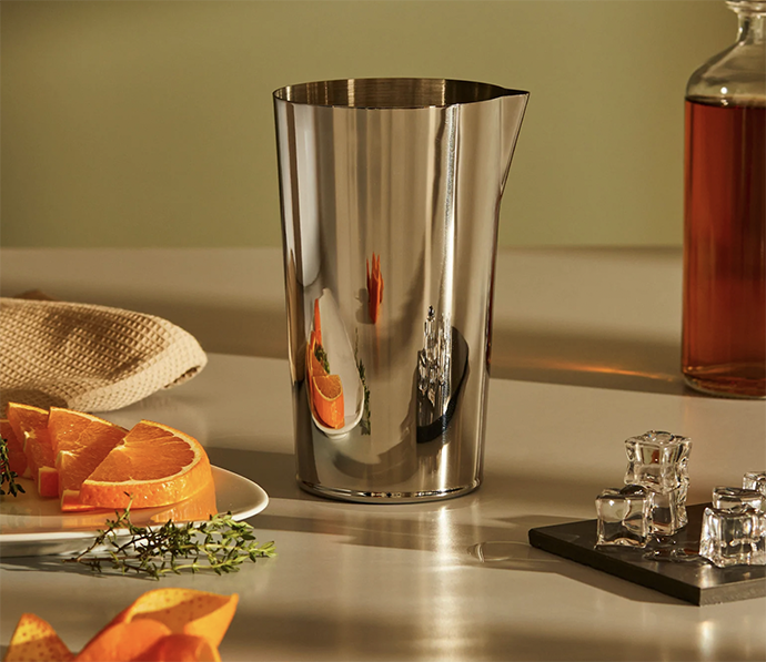 Mixbeker Tending Box van Alessi, stalen cocktailbeker met tuit