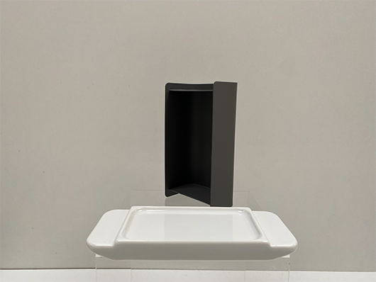 Mattina butter dish: separate lid in anthracite next to white basis