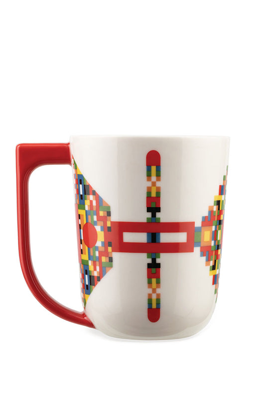Mok Holyhedrics van Alessi, ontwerp Elena Salmistraro, met rood oor en gekleurd pixelmotief