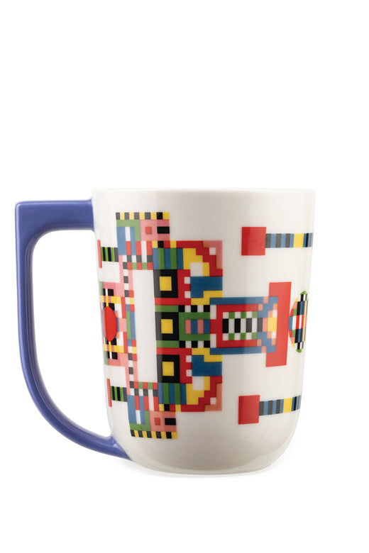Alessi mok Holyhedrics van Elena Salmistraro, met blauw oor en gekleurd grafisch patroon