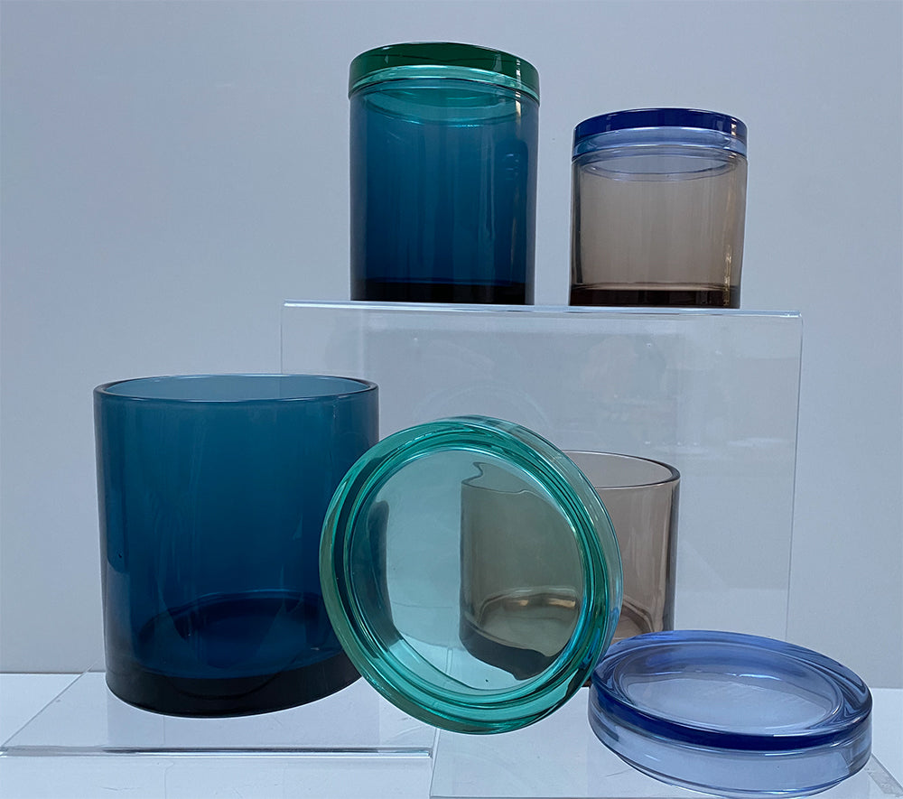 Glazen voorraadpotten laag in blauw en bruin, met groen en blauw deksel