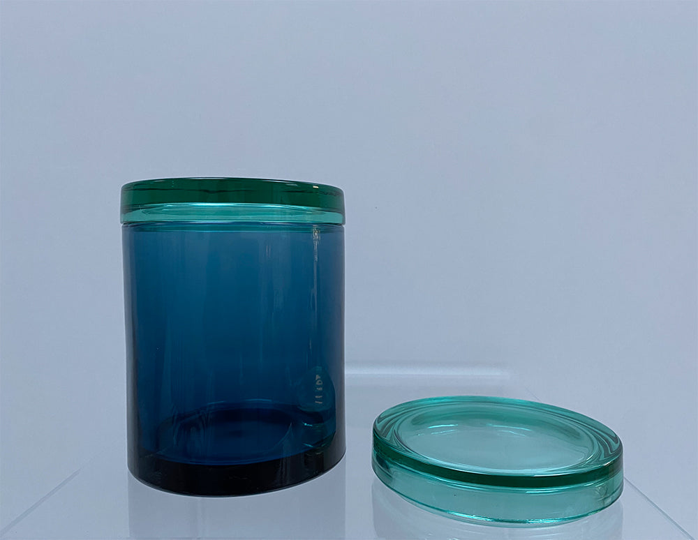 Glazen voorraadpot hoog in blauw glas, met deksel ernaast