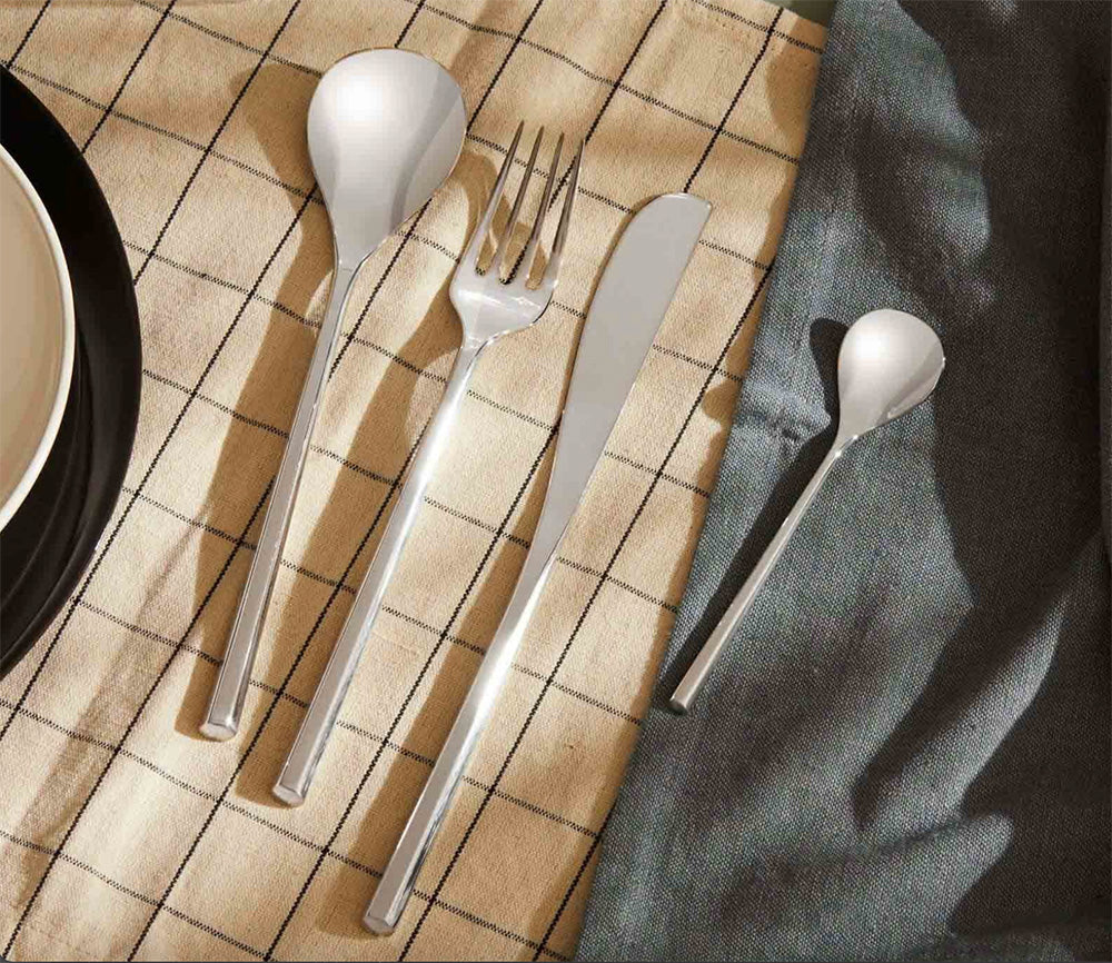 Alessi MU bestekset, detail van couvert en koffielepel in glanzend RVS