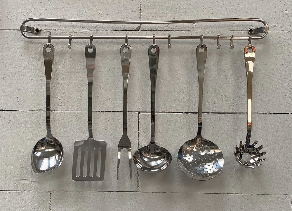 Alessi keukengereedschap, ontwerp Jasper Morrison, zesdelige set in RVS aan ophangrek, met spaghettilepel