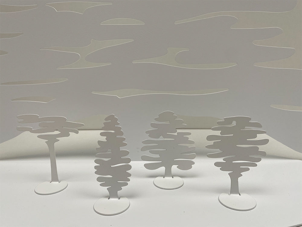 Alessi Bark witte boompjes, close-up van de stalen boomvormen op witte ondergrond.