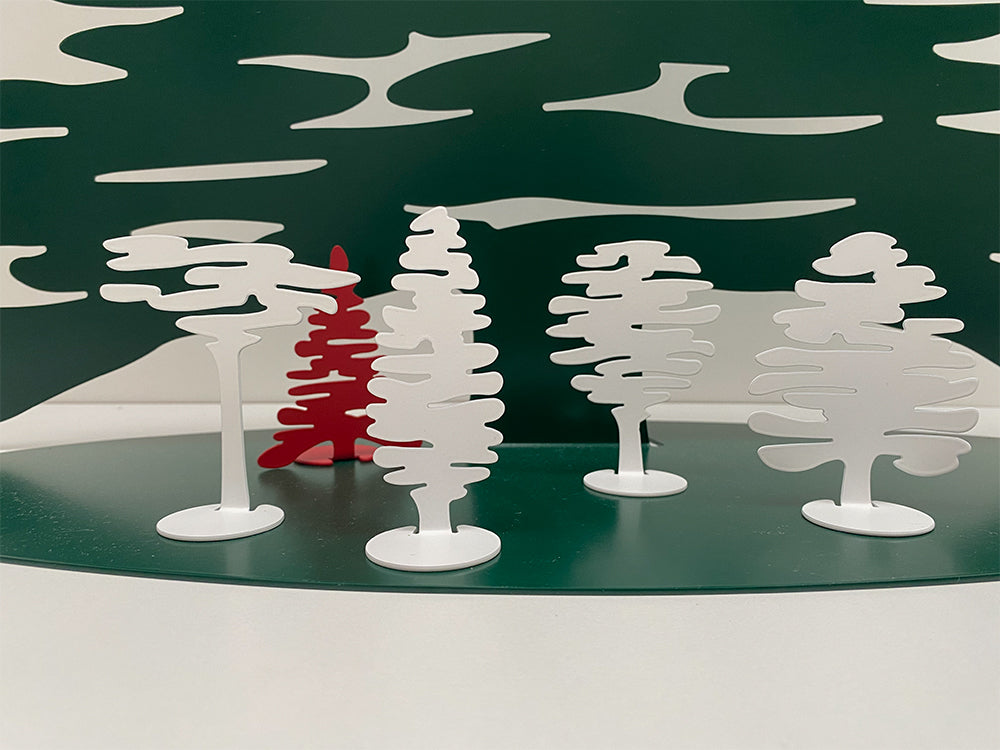 Alessi Bark witte boompjes naast een rode variant uit de kerstserie.