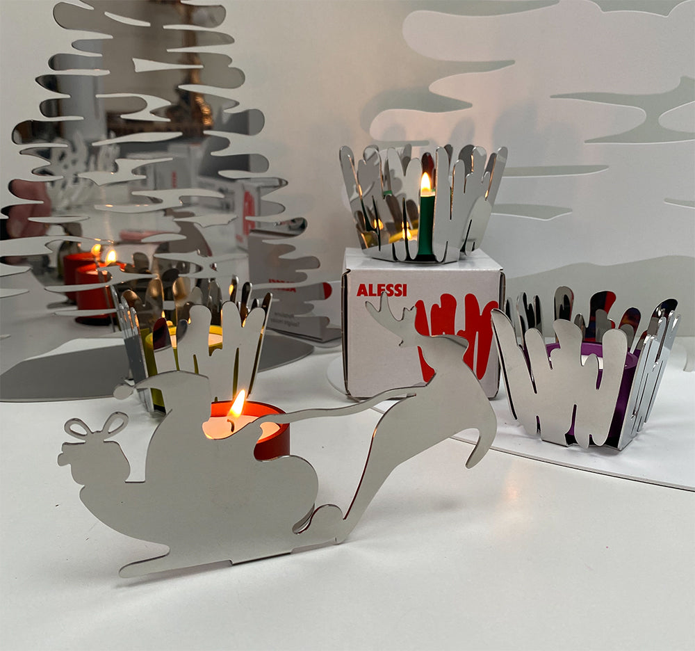 Dot Light Rood tussen andere kandelaars uit de collectie voor kerst van Alessi