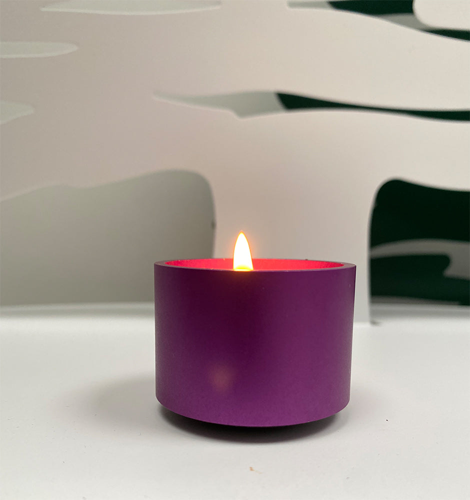 Alessi Dot Light Lila waxinelichthoudertje van Kees Meinardi, brandend met vlam.