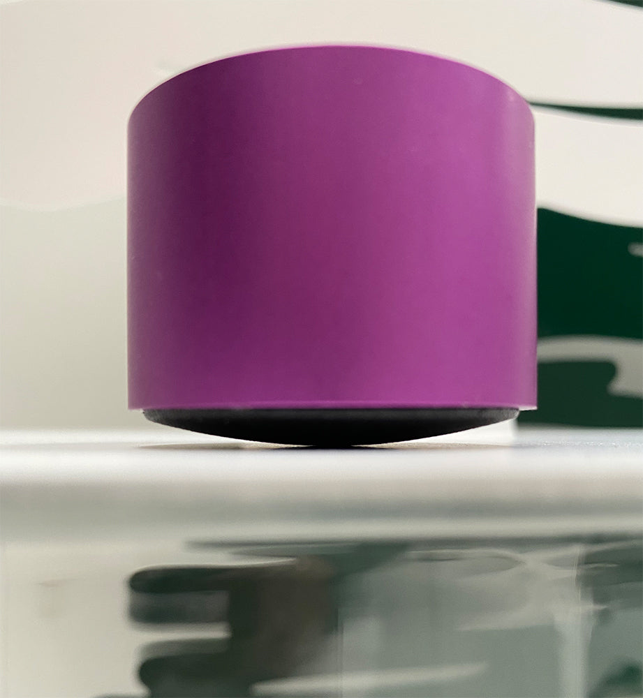 Alessi Dot Light Lila waxinelichthoudertje, lila aluminium behuizing met zwarte bodem.