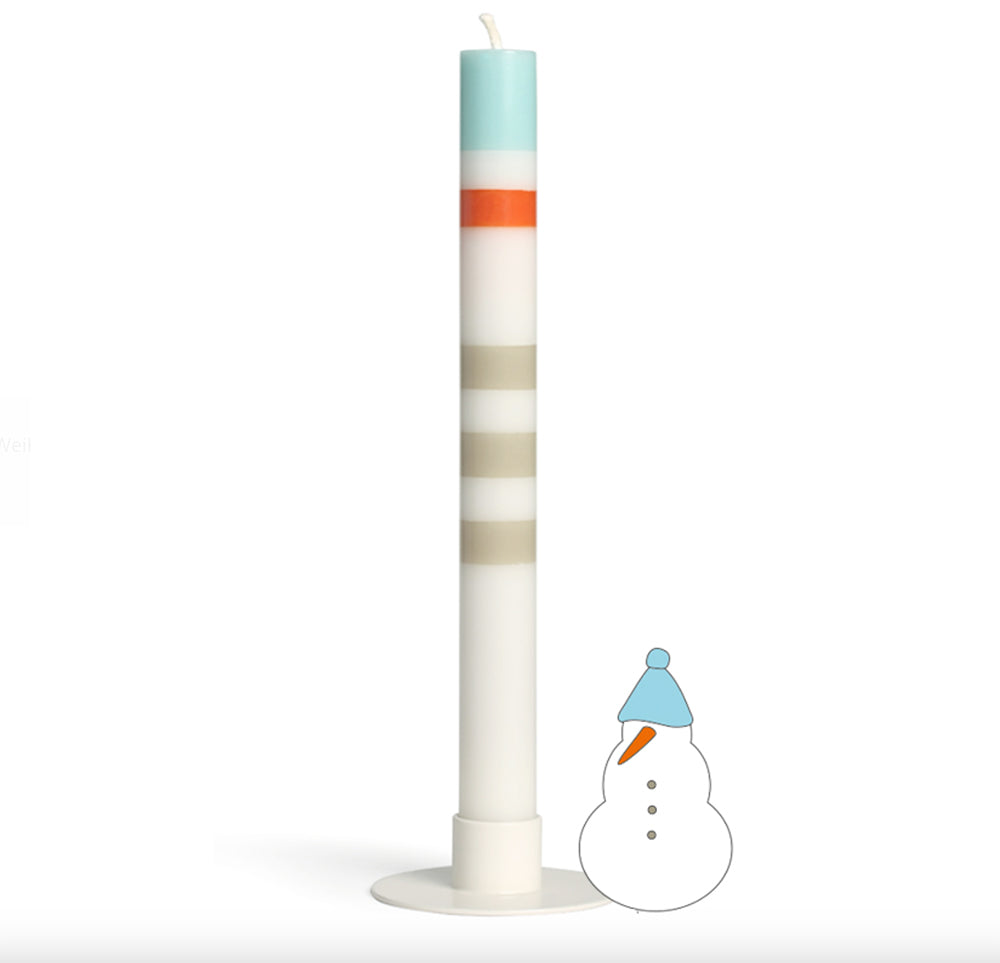 Speciale kerst-kaars in wit met blauwe, oranje en beige strepen, uit de set Sneeuwman