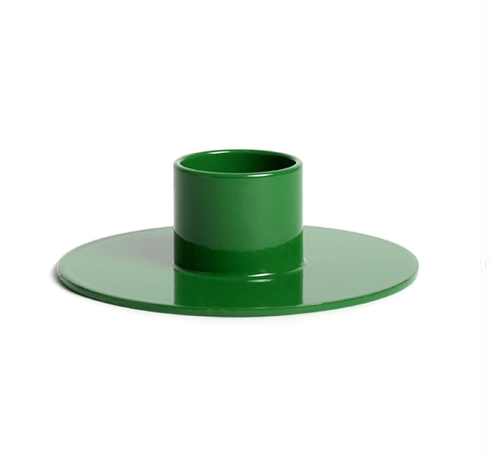 Metalen kaarsenhouder in groen, ontwerp van Schumacher Rabba, vooraanzicht.
