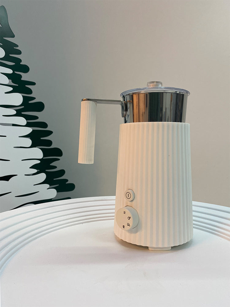 Alessi Plissé elektrische melkopschuimer in wit, met uitneembare kan