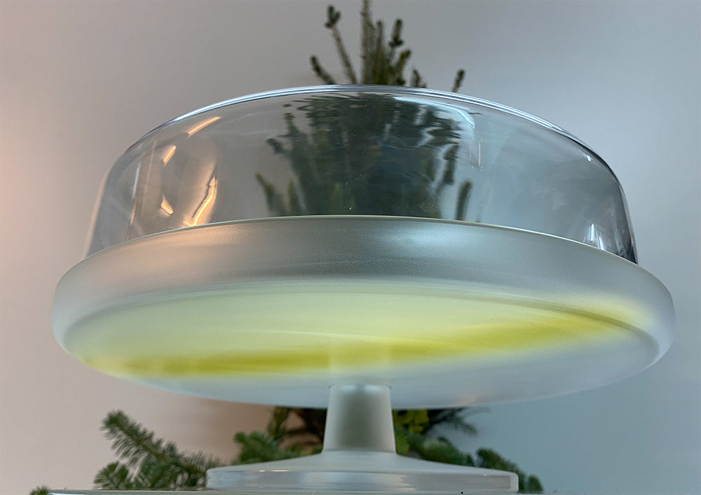 Alessi Pigmento taartplateau met glazen stolp, basis met gele vleug, vooraanzicht