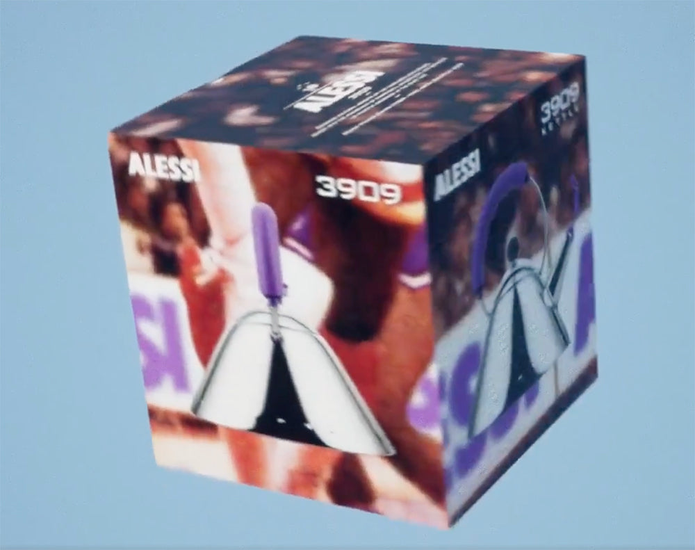 Verpakking van de fluitketel 3909 in kubusvorm met Alessi-logo