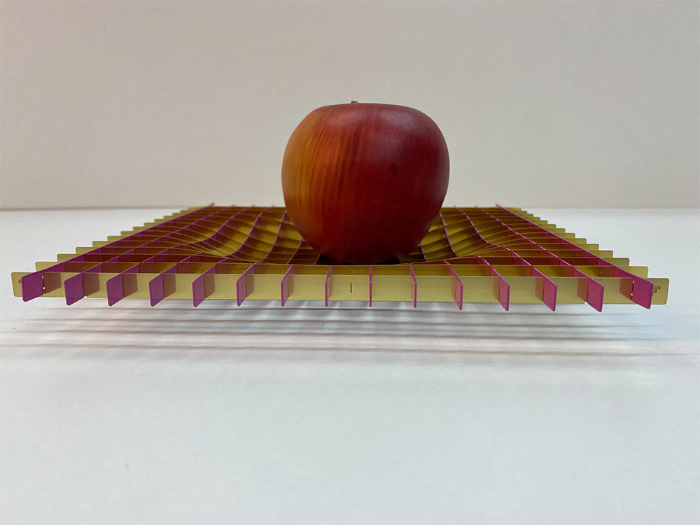Metalen fruitschaal Gravity in goud en magenta, vooraanzicht