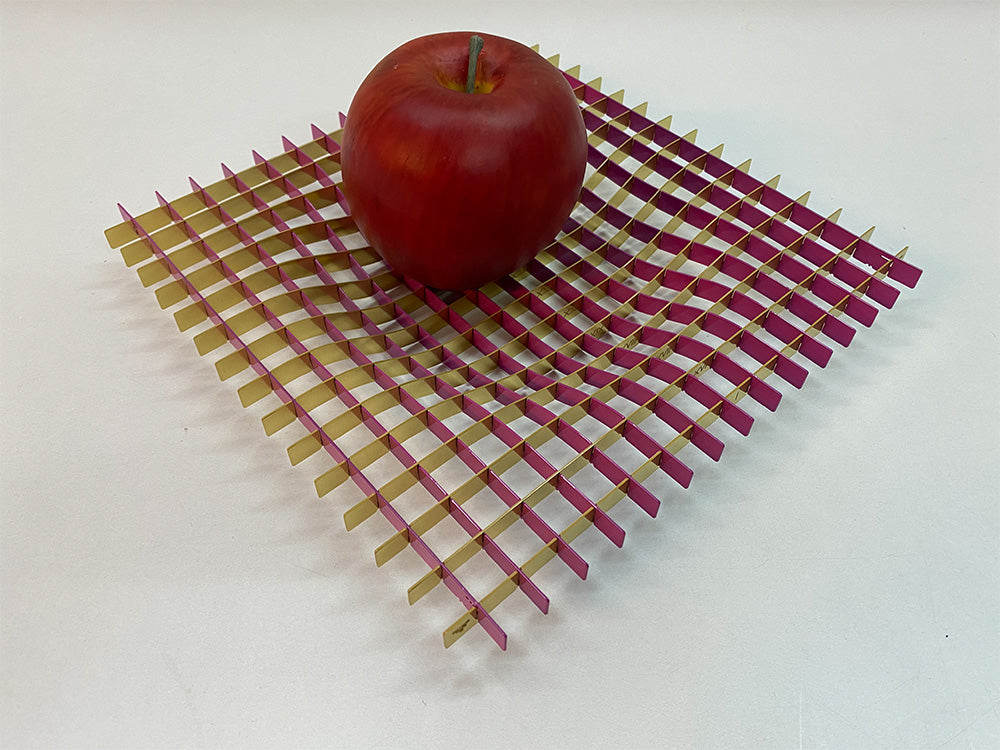 Metalen fruitschaal Gravity in magenta en goud, bovenaanzicht
