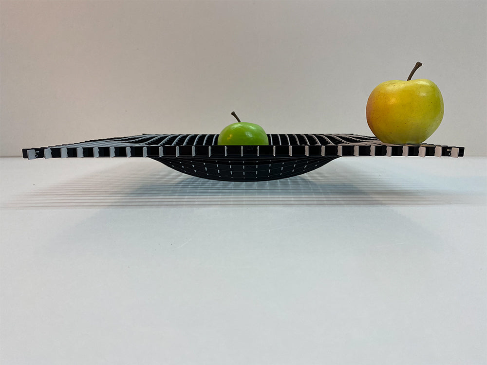 Fundamental Gravity fruitschaal, metalen rooster in zwart-wit, zijaanzicht met appels