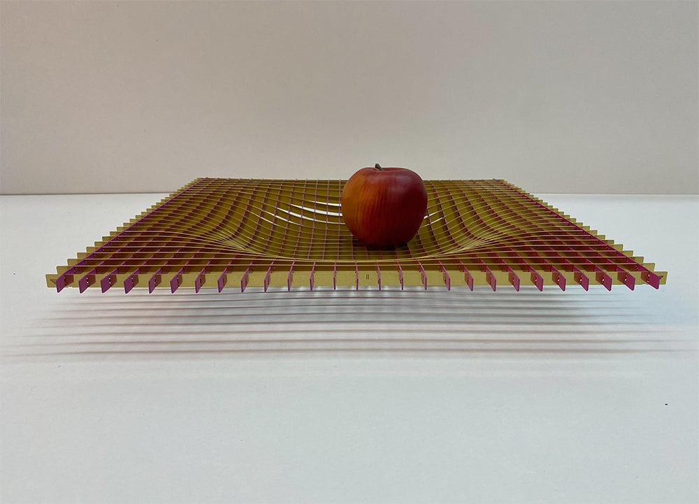 Fundamental Gravity fruitschaal in goud en magenta, ander aanzicht met appel