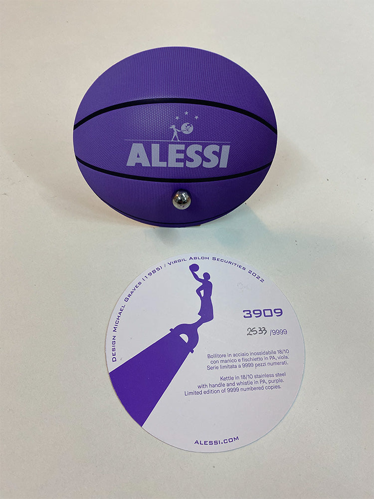 Genummerd certificaat van de gelimiteerde serie, met paarse basketbal-verpakking