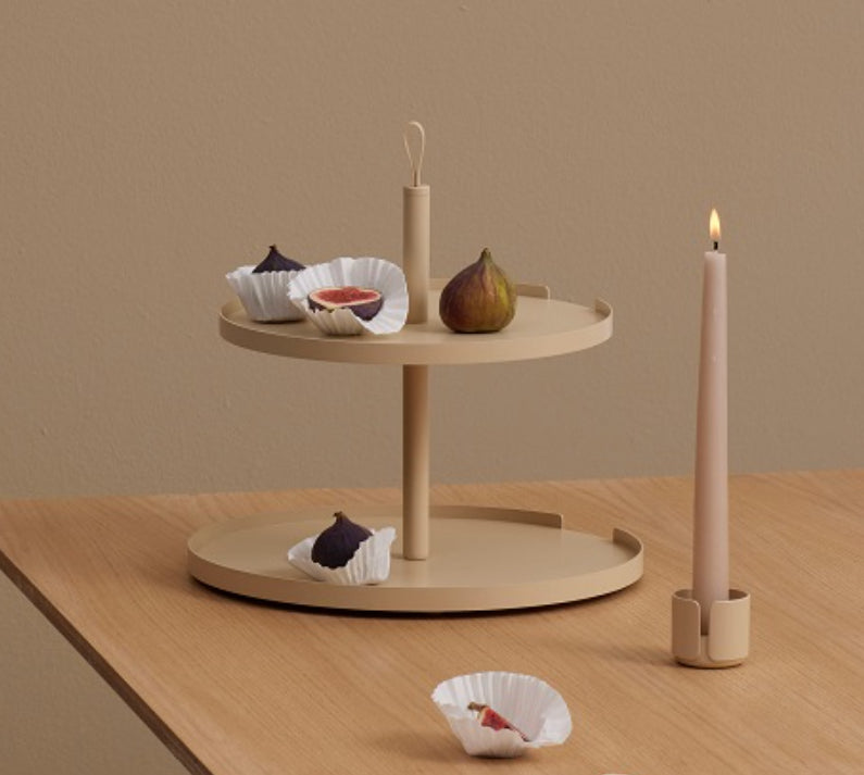 Big Hug 2-etagere in Latte, in gebruik met vijgen