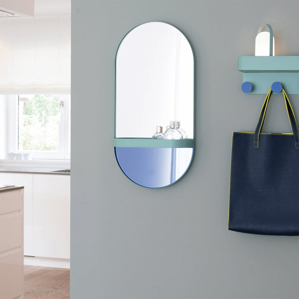 Remember spiegel uit de wandgarderobe-serie, mintgroen staal met blauw glas, toegepast in een entree