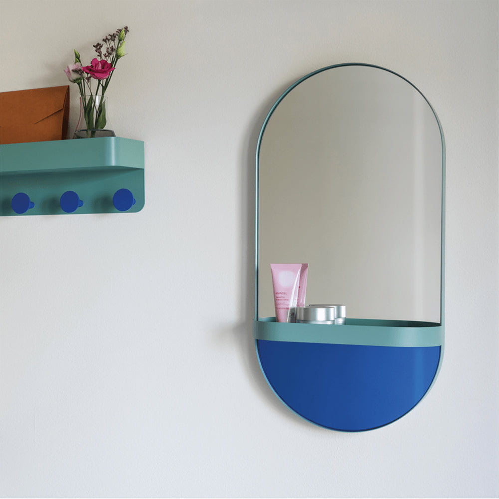 Remember spiegel uit de wandgarderobe-serie, detail van het planchet met blauw glas