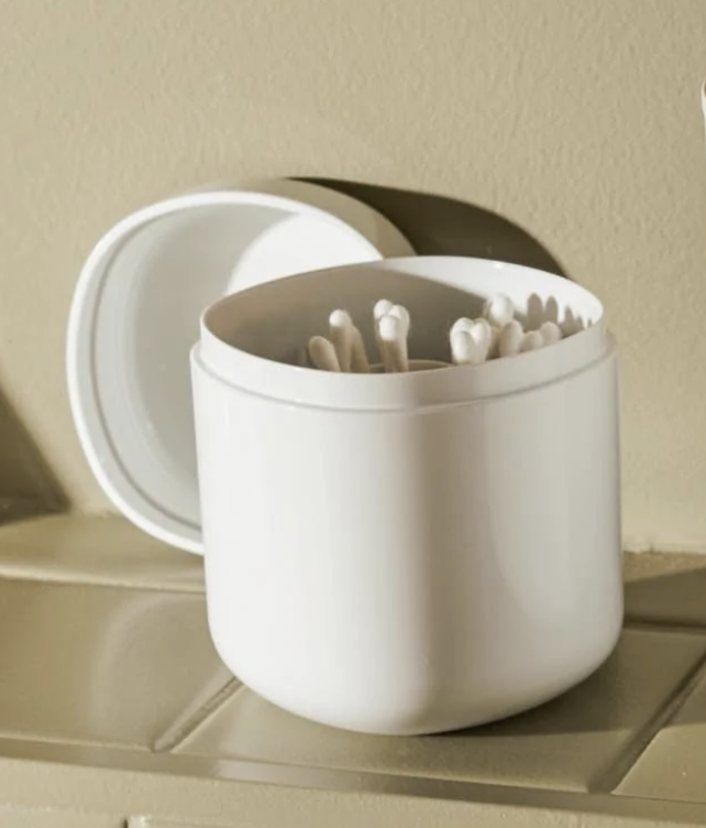 Alessi Birillo houder voor badkamer, wit, geopend met wattenstaafjes