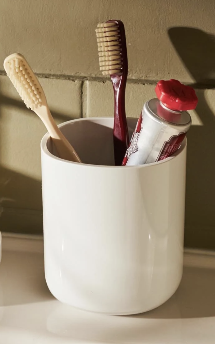 Alessi Birillo tandenborstelhouder voor badkamer, wit, met tandenborstels erin
