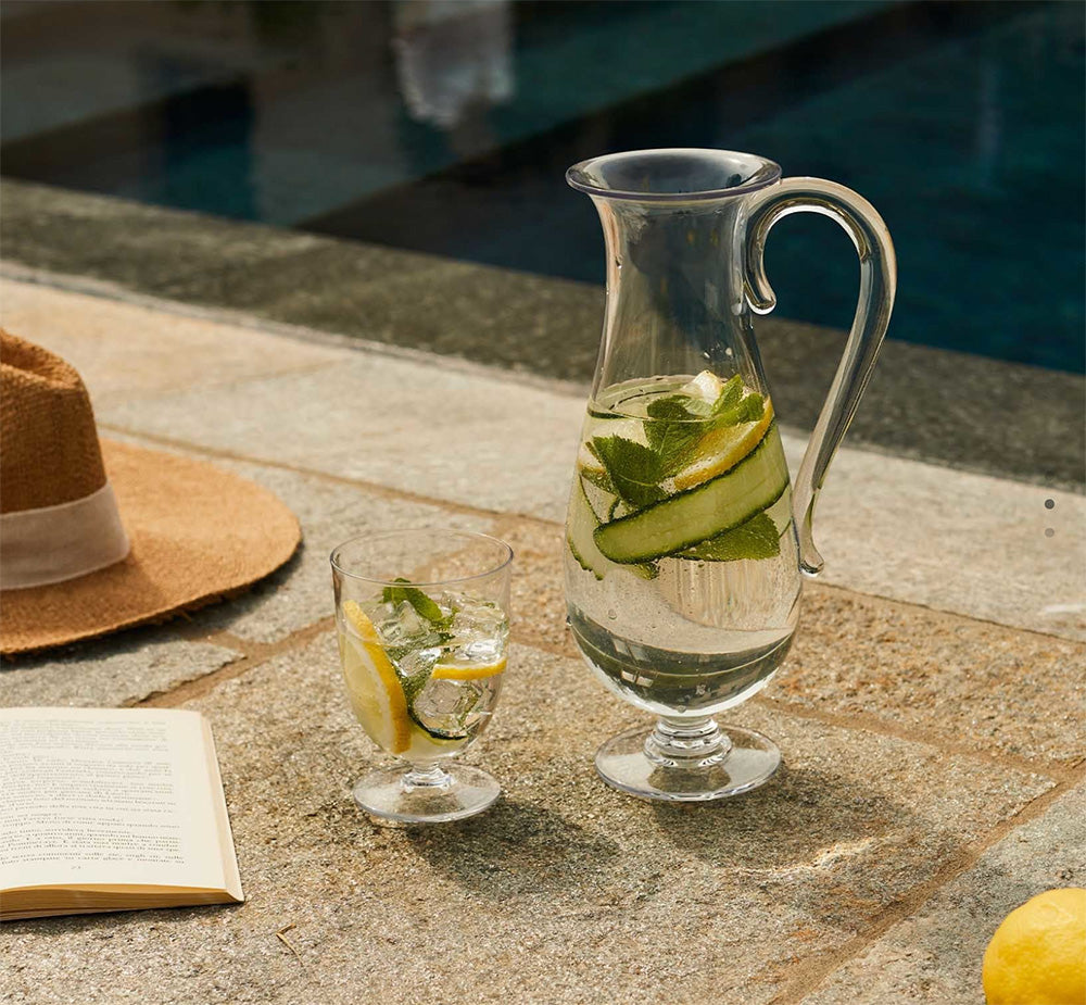 Alessi Dressed en Plein Air karaf, gevuld met citrus en munt