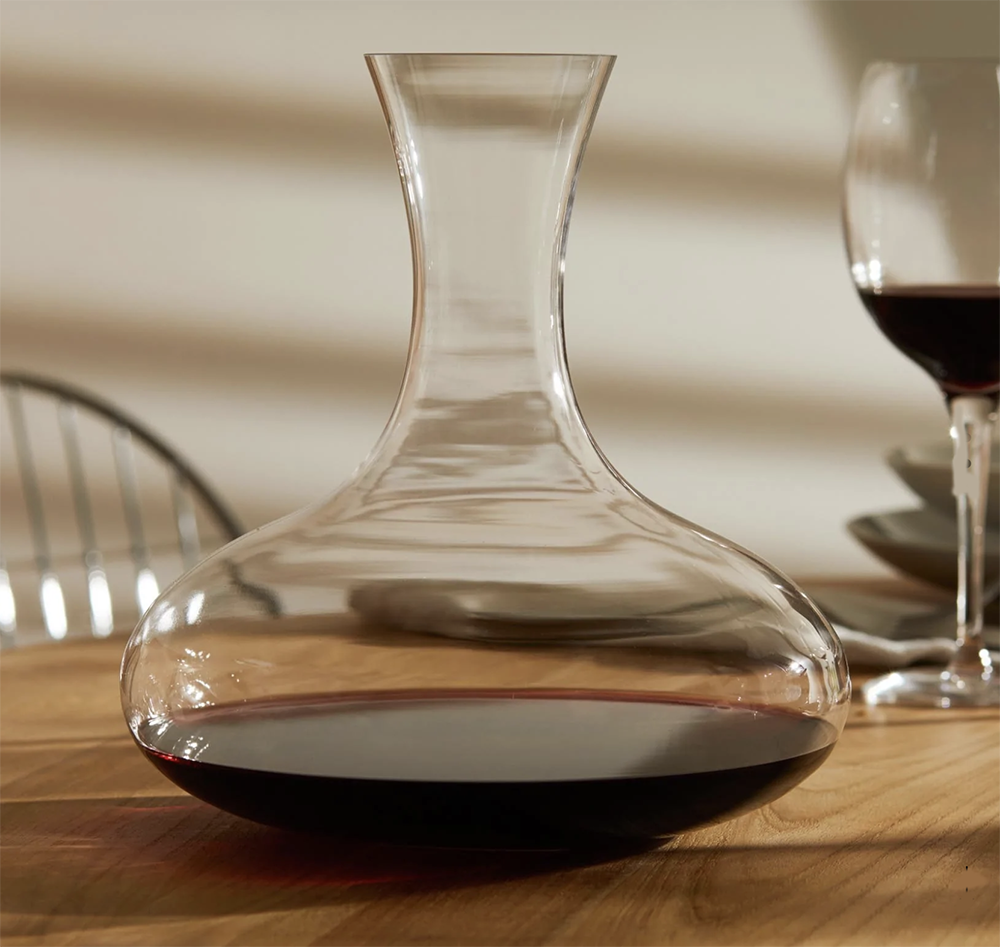 Alessi karaf van glas gevuld met rode wijn, ontwerp Stefano Giovannoni
