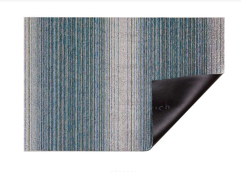 Chilewich deurmat Fade Lagoon met omgeslagen hoek, vinyl onderlaag zichtbaar