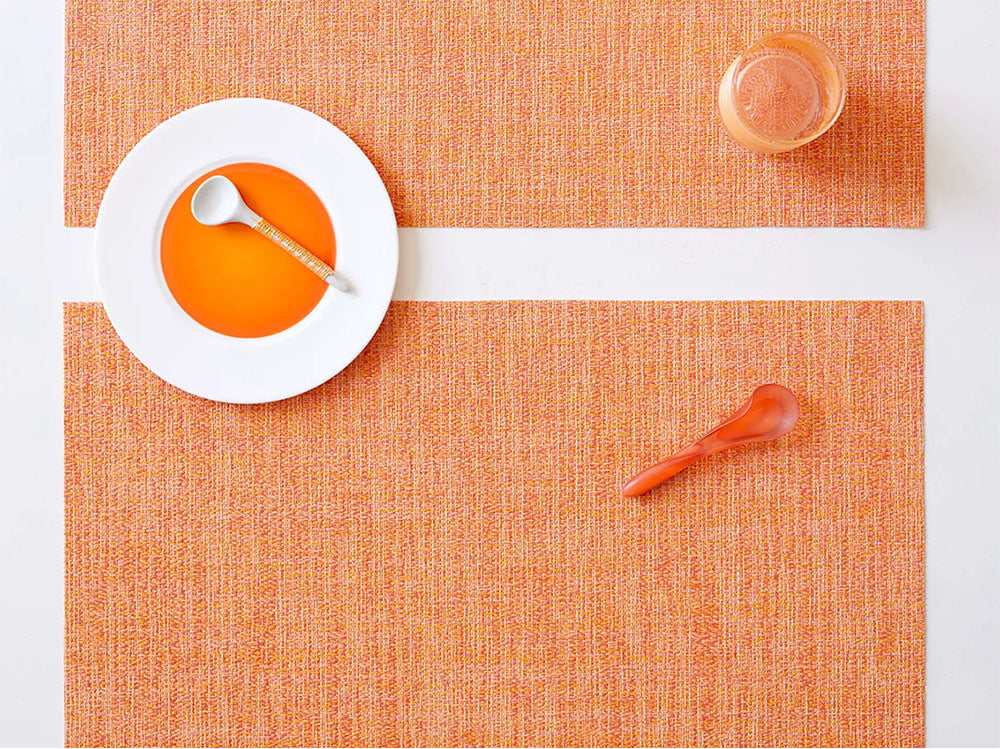 Placemat Bouclé Tangerine van Chilewich, ontwerp Sandy Chilewich, twee exemplaren naast elkaar