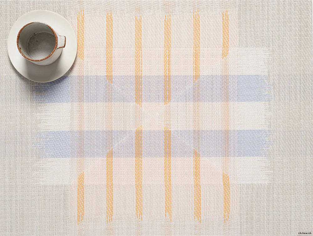 Placemat Mesa Opal van Chilewich, geweven met lichtblauw-oranje ruitpatroon, ontwerp Sandy Chilewich