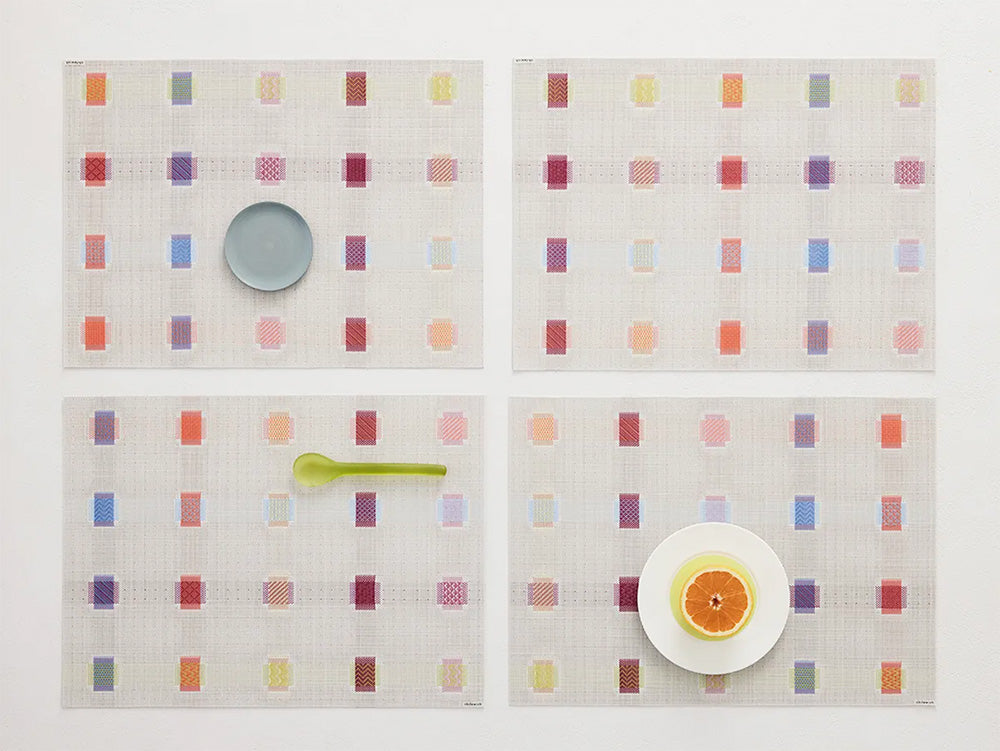 Vier placemats Sampler-Multi naast elkaar, elk met eigen kleurcombinatie.