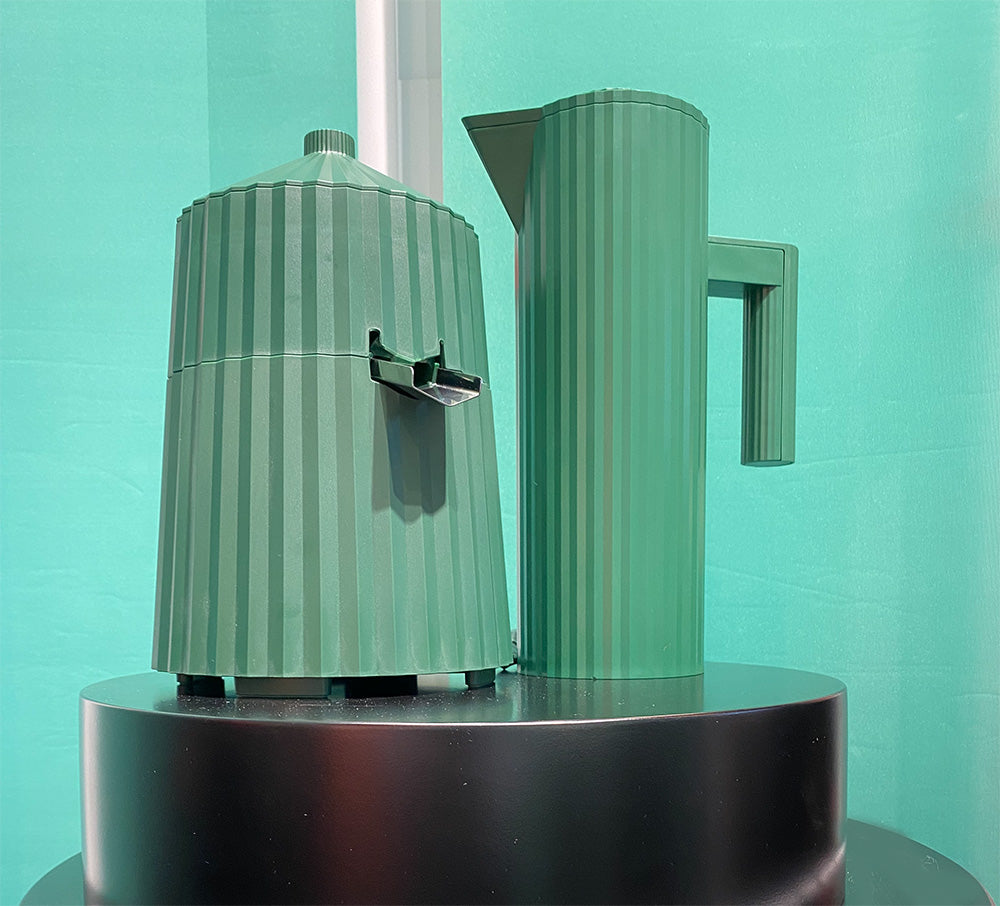 Plissé thermoskan in groen naast ronde Plissé koffiezetter, kleurdetail