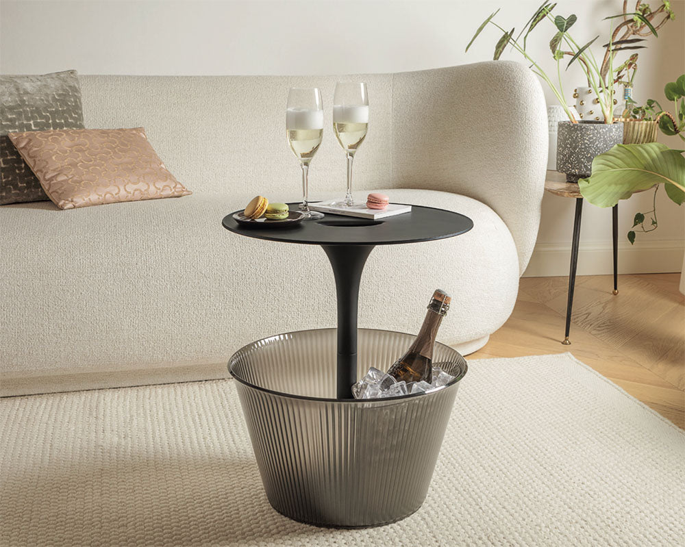 Nieuwe bijzettafel van Alessi, ontwerp Jakob Wagner, met wijnkoeler als voet, in gebruik