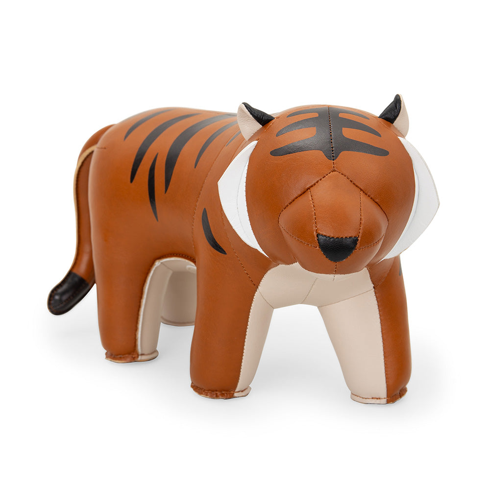 Zuny Tiger Hunt boekensteun in tijgervorm, tan leer, driekwart aanzicht