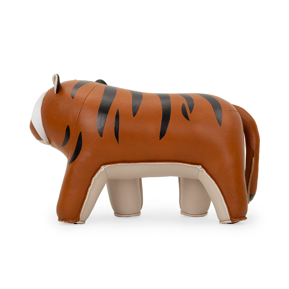 Zijaanzicht van de tijgervormige boekensteun Tiger Hunt, ontworpen door Glob. Design